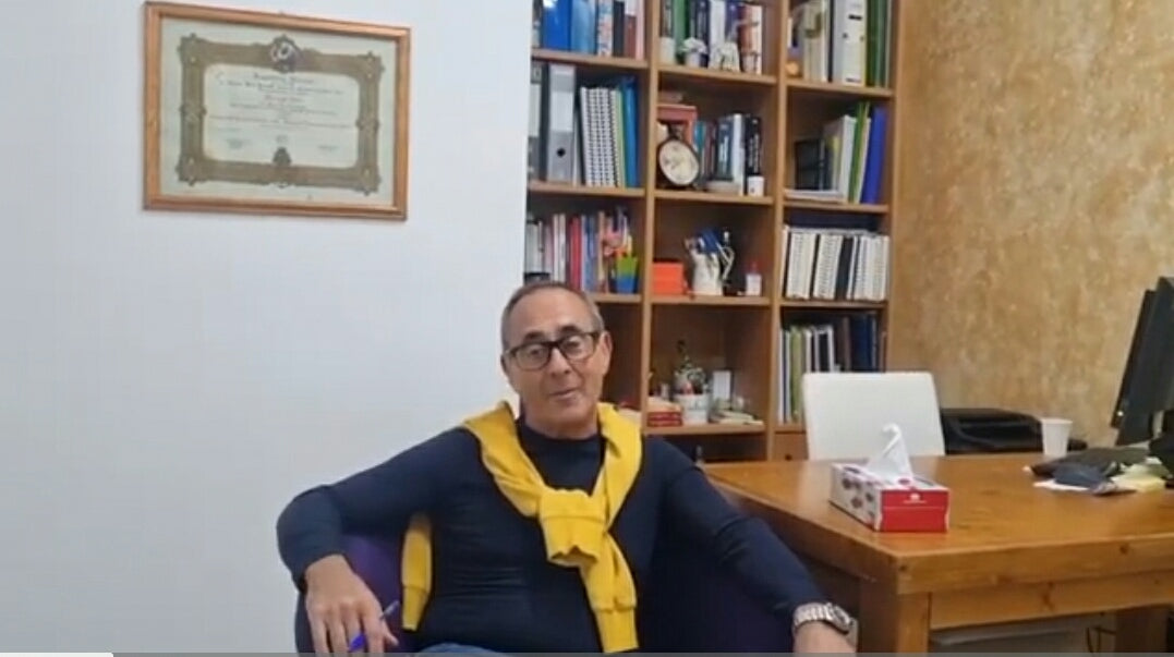 Carica il video: 
